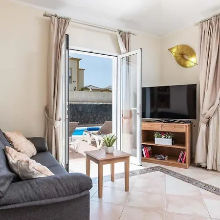 Villa Playa De Fanabe Sleeps 6 With Pool Air Con And Wifi *